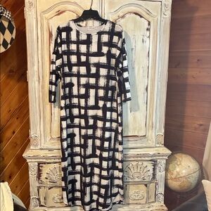 Chic Black and White Grid Long Sleeve Dress